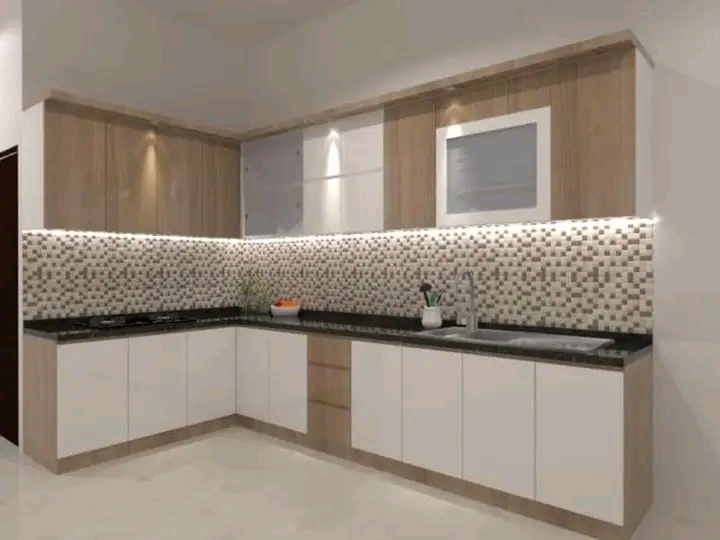 Light handleless L-shaped kitchen with illuminated patterned backsplash
